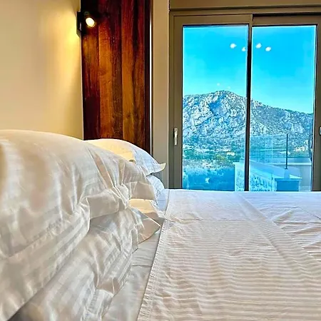 Topos Luxury Heraion 아파트호텔 4*